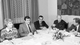 1991: Schwarzenberg začíná v české politice jako hradní kancléř. Zde na jednání s Dubčekem a Havlem, netradičně v kravatě.