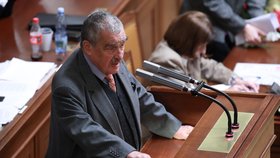 Karel Schwarzenberg v Poslanecké sněmovně.