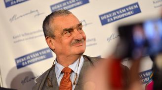 Zeman si vykládá ústavu jako nacisté při převzetí moci, varoval Schwarzenberg