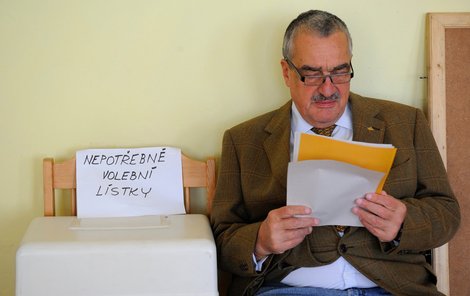 Schwarzenberg si pečlivě vybírá mezi volebními lístky. Jeho hlas ale TOP 09 nepomohl.