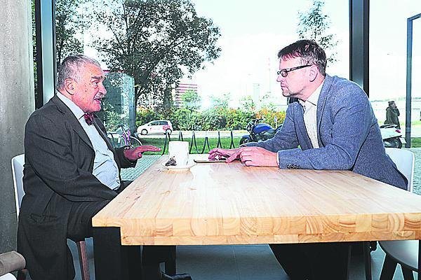 Karel Schwarzenberg při rozhovoru s redaktorem Aha! Ivo Horváthem.