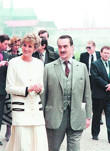 1991 Jako doprovod princezny Diany na Karlově mostě.