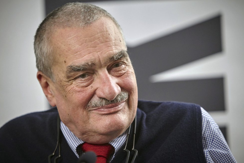 Karel Schwarzenberg (TOP 09) je nevlastním bratrem Pezoldové.