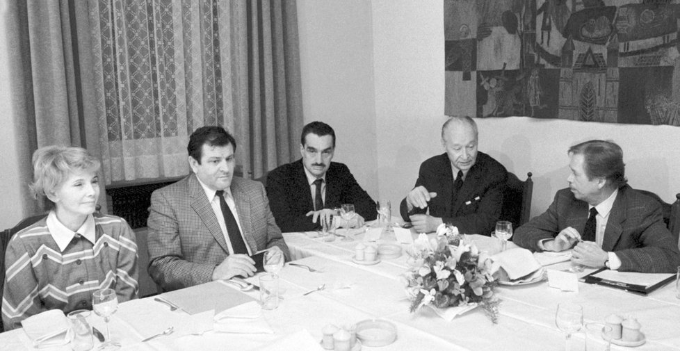 1991: Schwarzenberg začíná v české politice jako hradní kancléř. Zde na jednání s Dubčekem a Havlem a netradičně v kravatě.