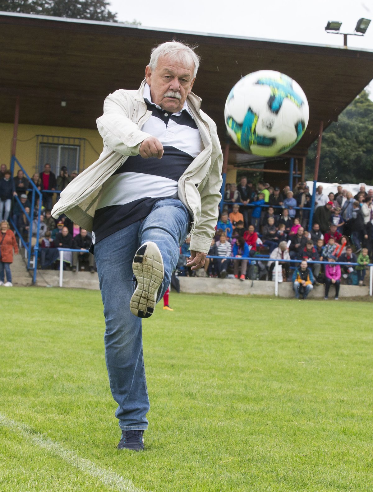 Kumštýř Karel Šíp má nákop, který mu může leckterý reprezentant závidět.