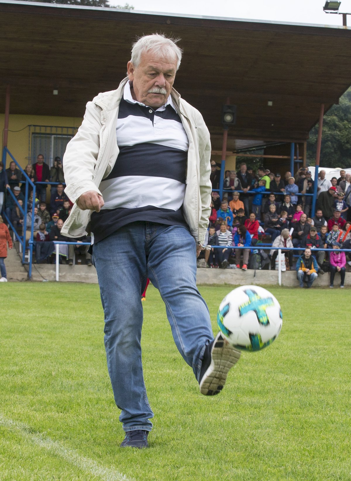 Kumštýř Karel Šíp má nákop, který mu může leckterý reprezentant závidět.