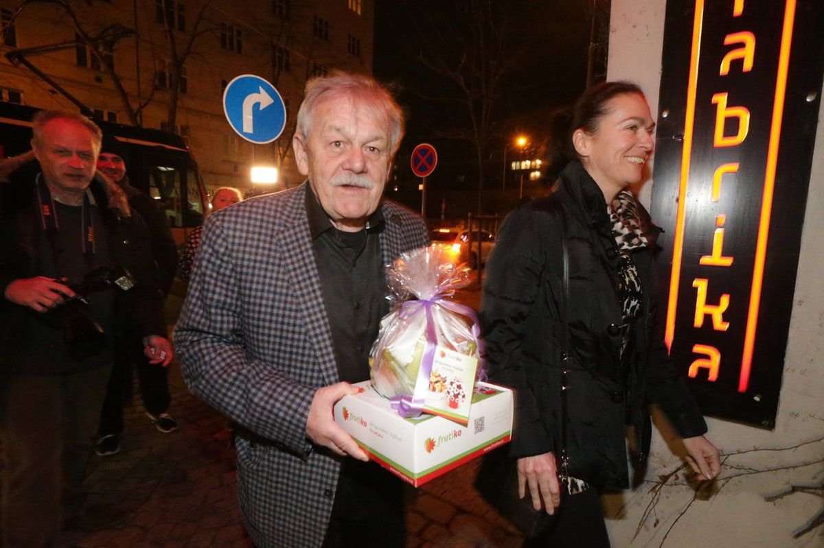 Jiří Bartoška slaví narozeniny, přišlo mu popřát hodně gratulantů, i Karel Šíp