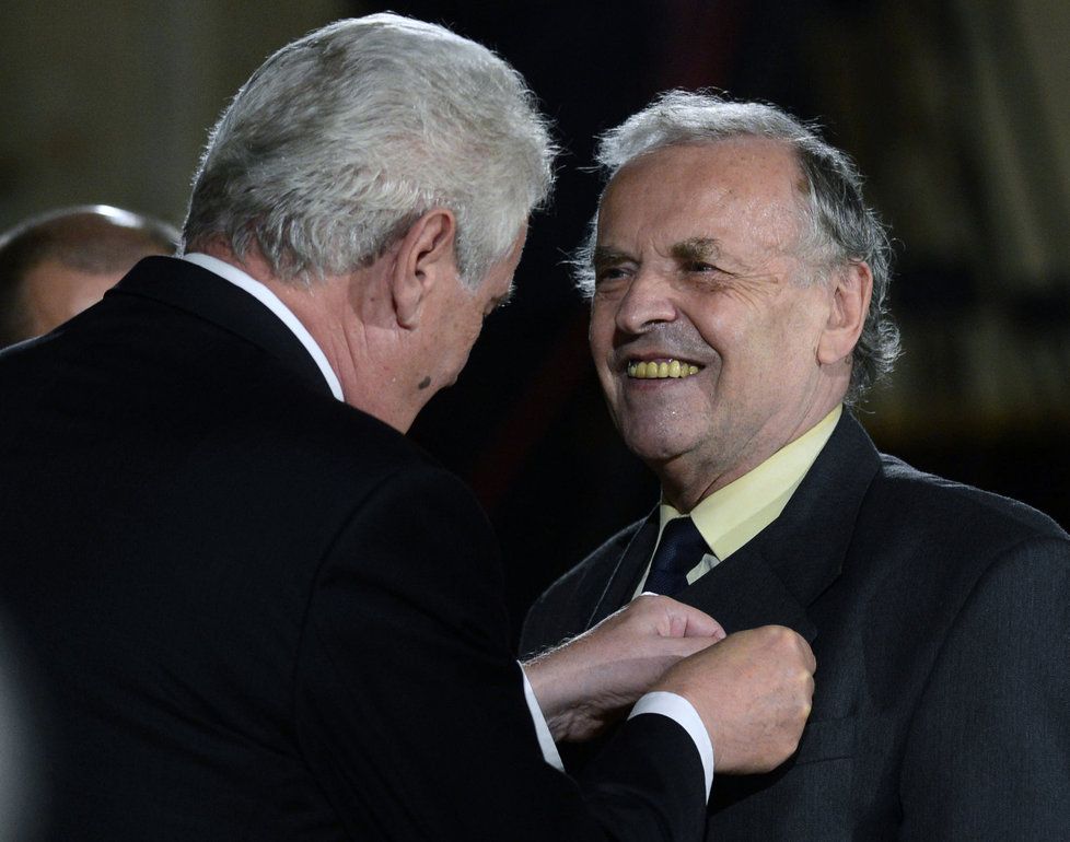 Miloš Zeman vyznamenal Karla Srpa medailí Za zásluhy.
