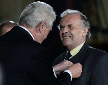 Miloš Zeman vyznamenal Karla Srpa medailí Za zásluhy