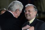 Miloš Zeman vyznamenal Karla Srpa medailí Za zásluhy.