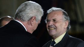 Miloš Zeman vyznamenal Karla Srpa medailí Za zásluhy