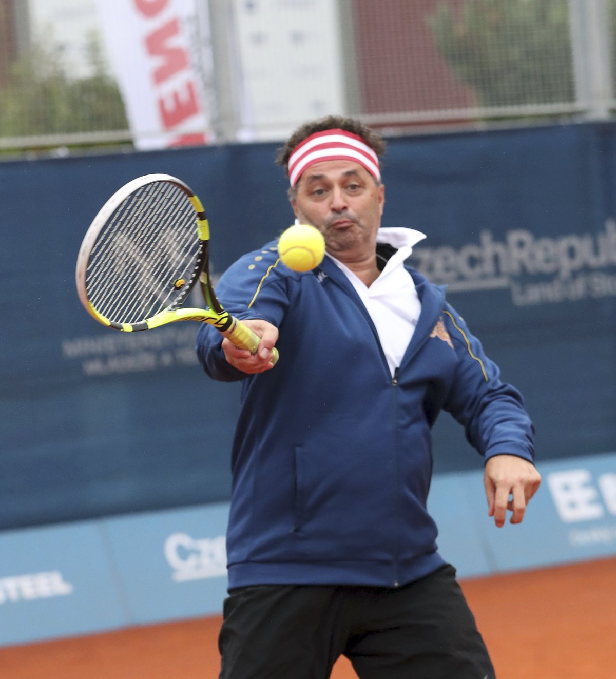 Martin Dejdar dal do tenisu všechno, ale na pohár to nebylo. Tak aspoň při předávání trofejí přítomným zazpíval hit Joea Cockera.