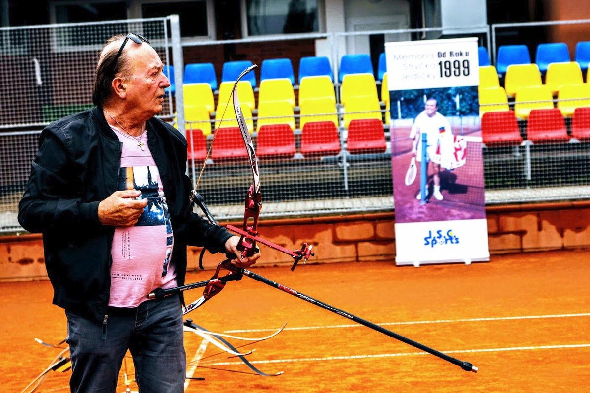 PRAHA-STROMOVKA, SOBOTA 15:12 Petr Janda vstoupil do Síně slávy. Letos tenis nehrál, protože ho bolela záda a navíc musel odjet na koncert. Zkusil si ale aspoň zastřílet z luku.