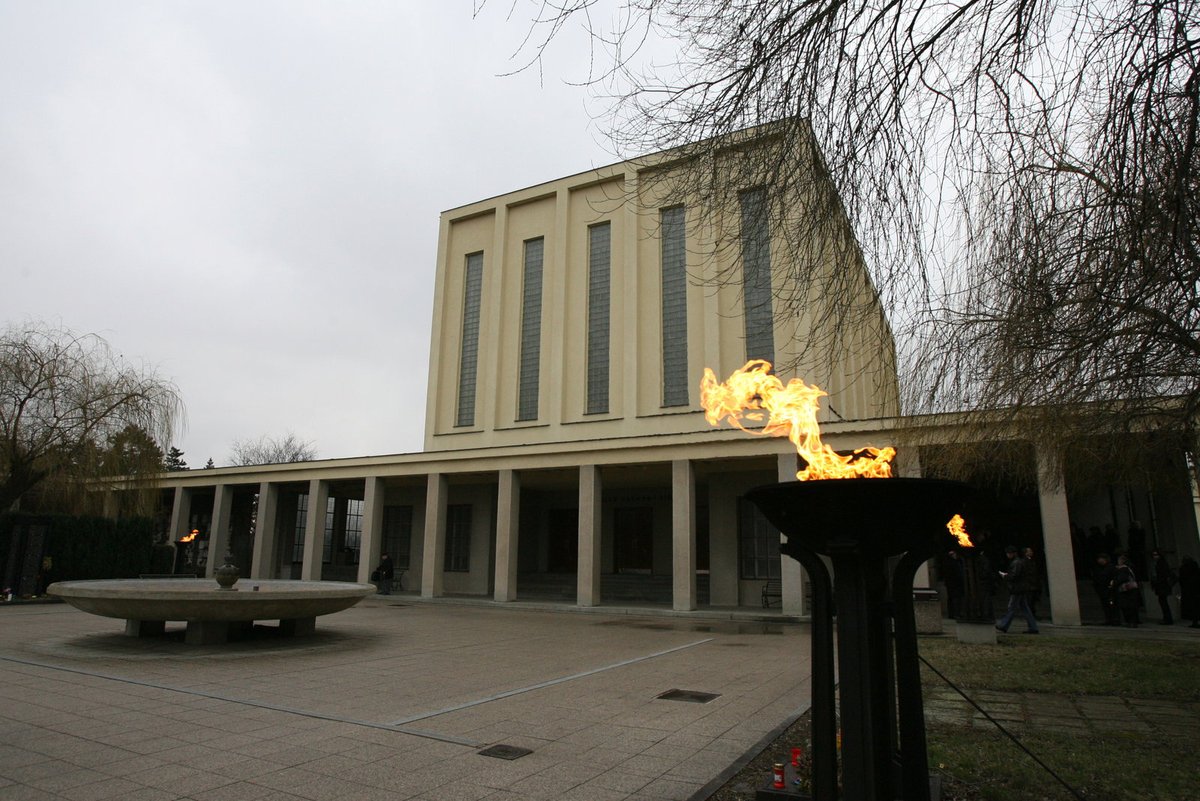 Velká obřadní síně strašnického krematoria v Praze