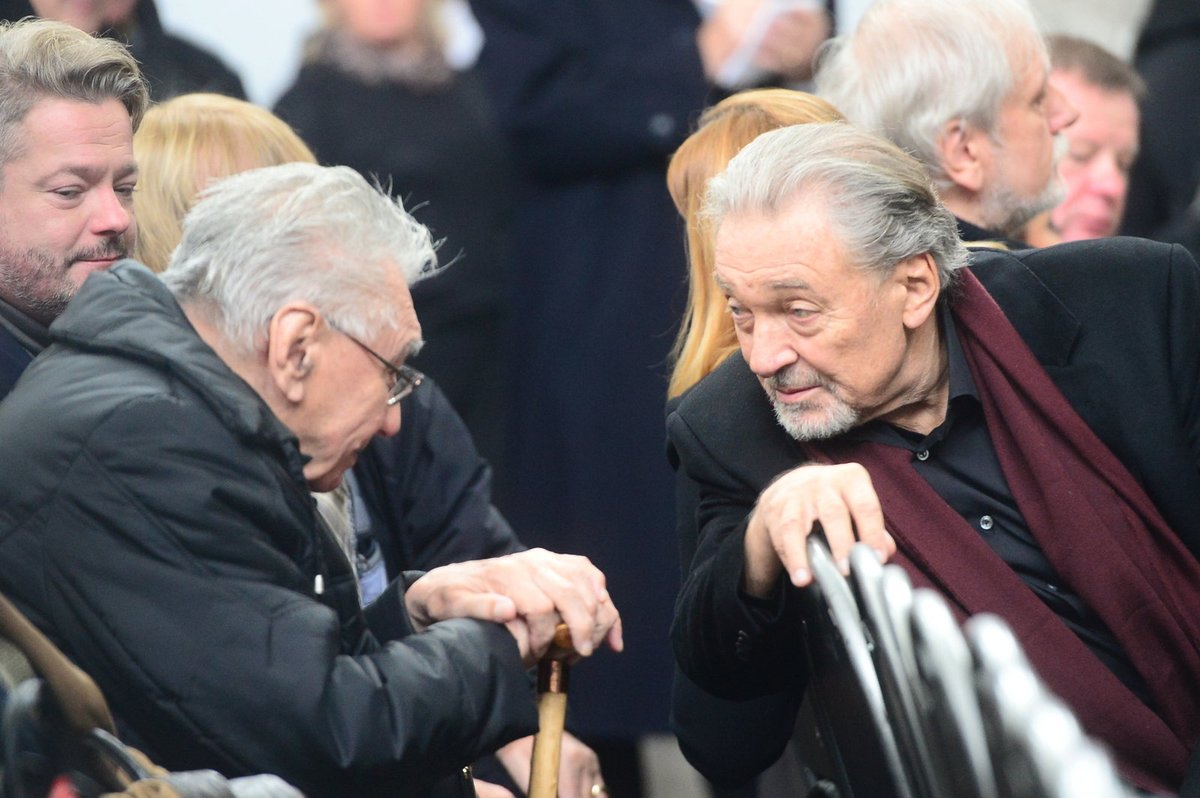 Karel Gott se zdravil se zpěvákem Josefem Zímou (85), který seděl hned za ním.