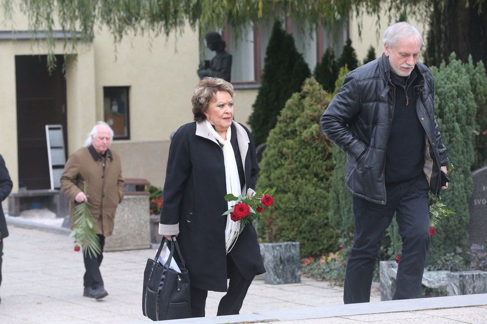 Jiřina Bohdalová se Zdeňkem Zelenkou na pohřbu Karla Štědrého.