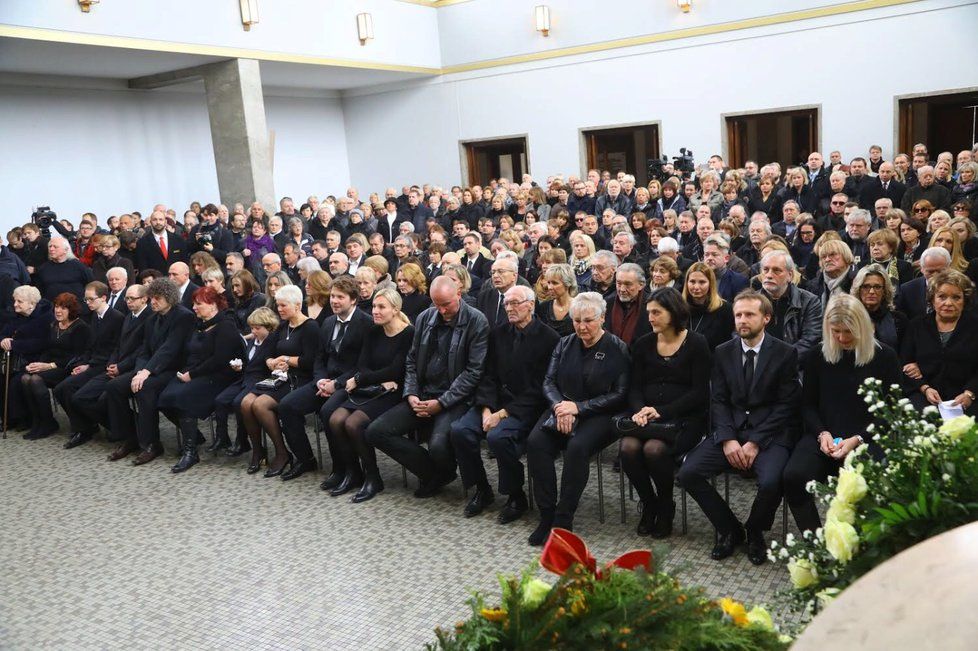 Smuteční sál byl během posledního rozloučení s Karlem Štědrým úplně plný. Rodina seděla v první řadě, přátelé a kolegové zaplnili řady další.