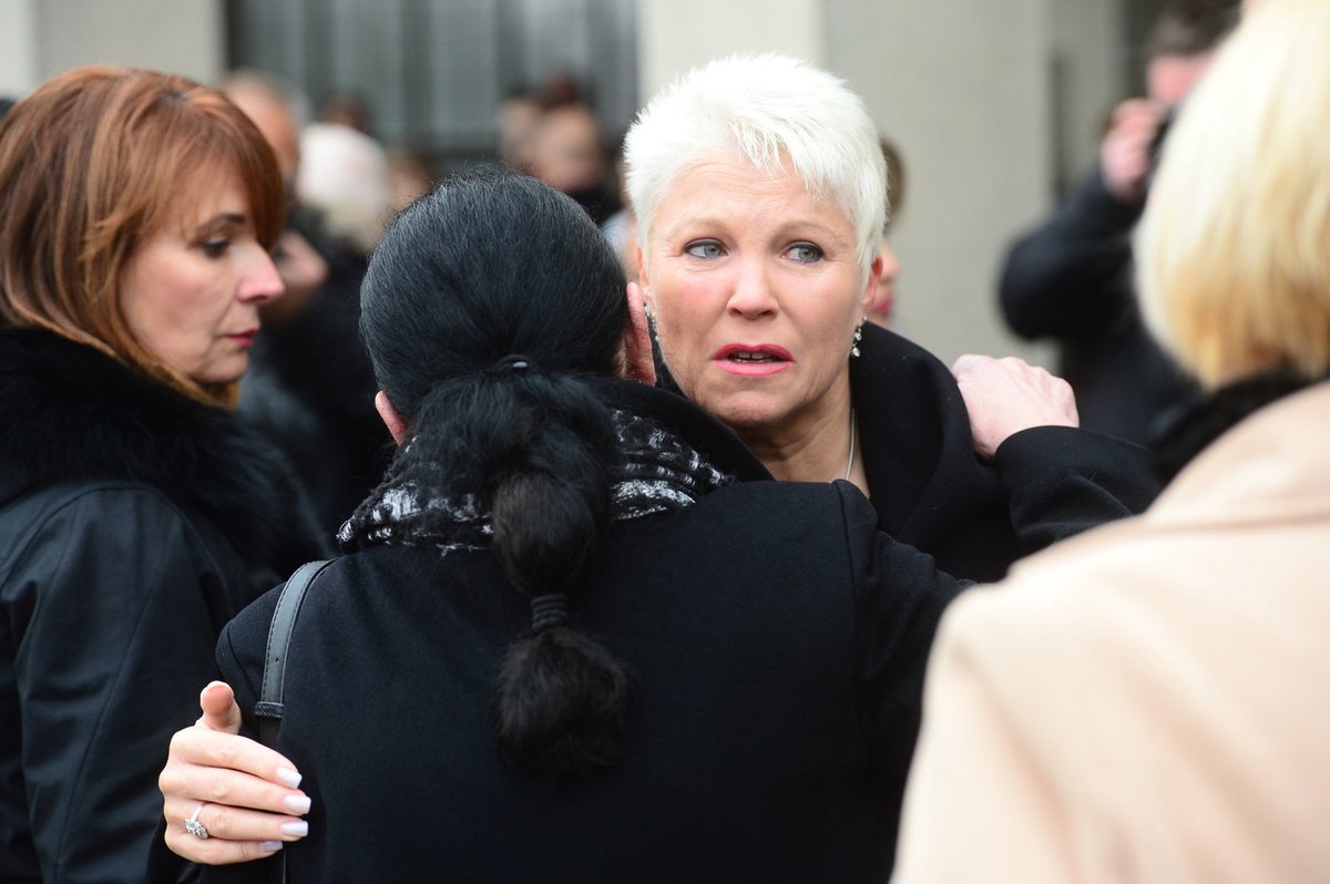Na pohřeb Štědrého dorazily celebrity do krematoria v pražských Strašnicích.