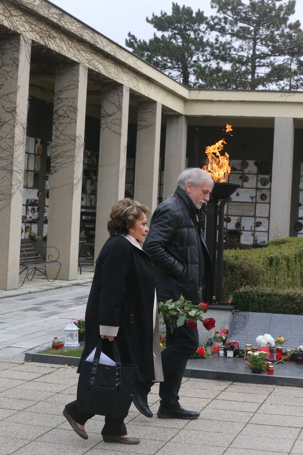 Jiřina Bohdalová se Zdeňkem Zelenkou na pohřbu Karla Štědrého.