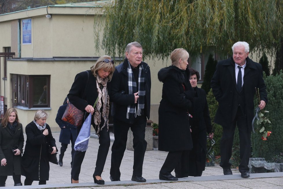 Pavel Dvořák s manželkou na pohřbu Karla Štědrého.