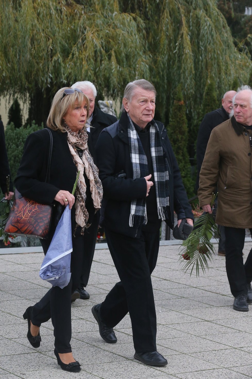 Josef Dvořák s manželkou na pohřbu Karla Štědrého.