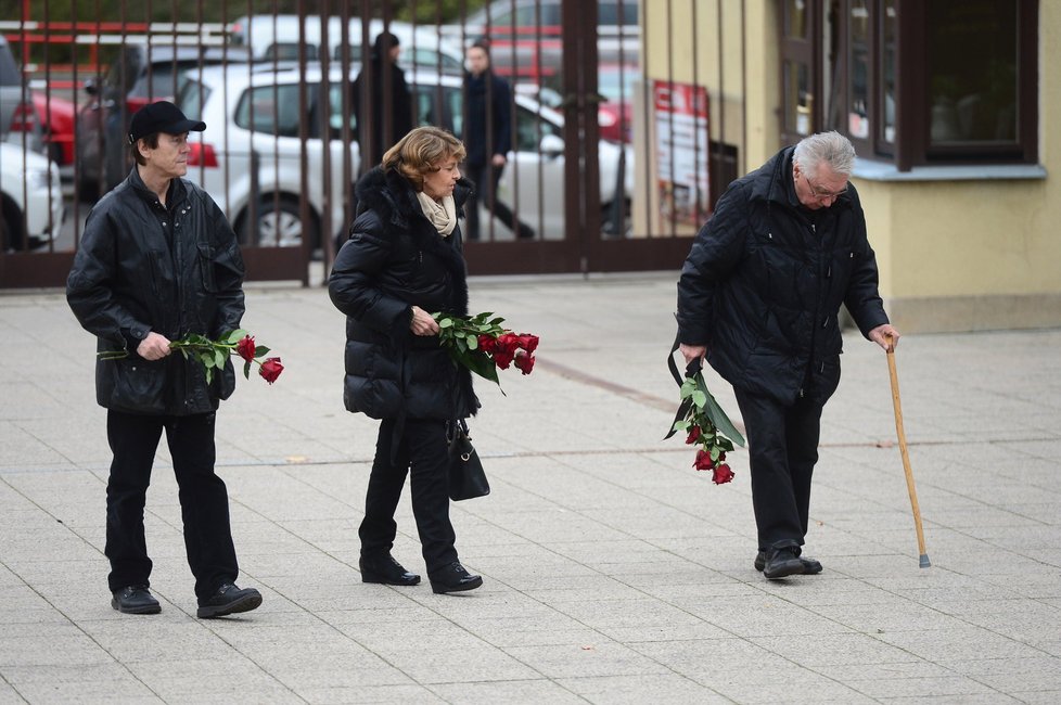 Josef Zíma a Yvetta Simonová na pohřbu Karla Štědrého.