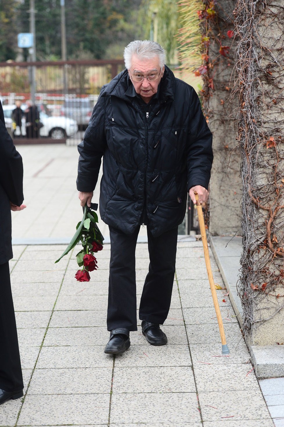 Josef Zíma na pohřbu Karla Štědrého.