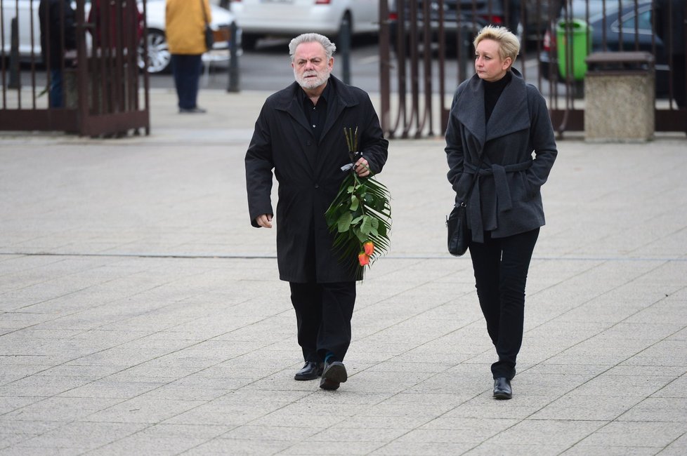 Václav Upír Krejčí s manželkou na pohřbu Karla Štědrého.