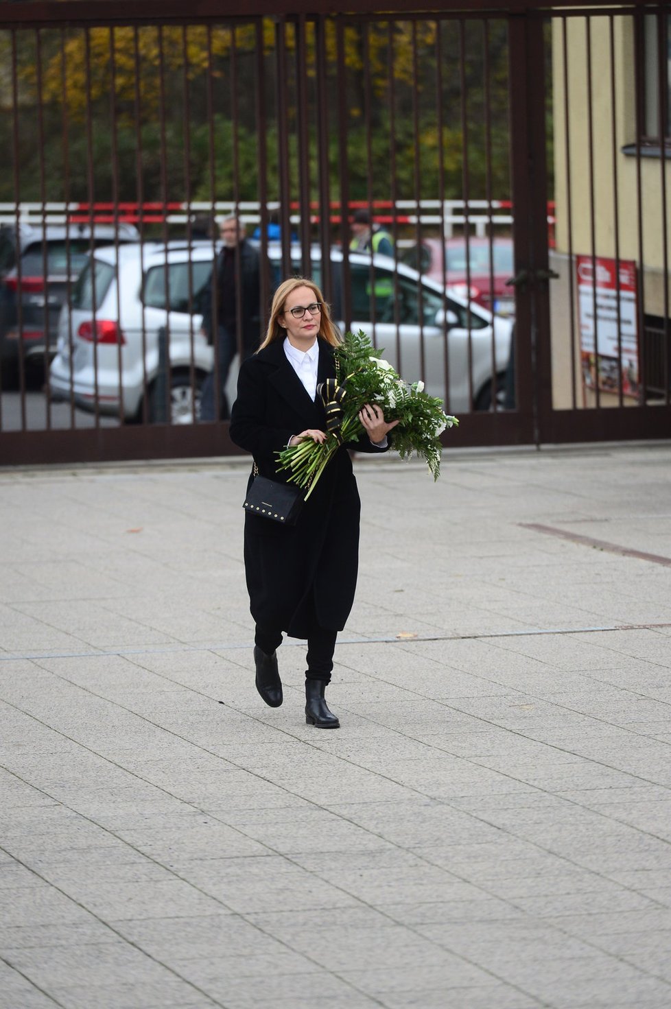 Monika Absolonová na pohřbu Karla Štědrého.