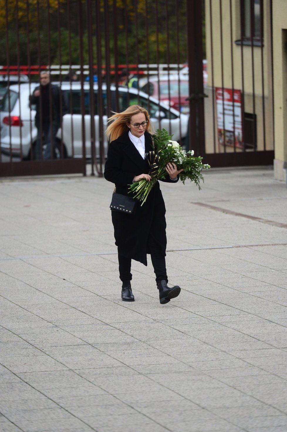 Monika Absolonová na pohřbu Karla Štědrého.