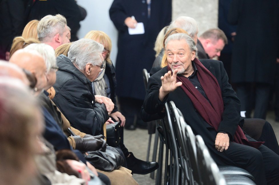 Karel Gott s manželkou Ivanou na pohřbu Karla Štědrého.