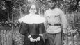 Karel Stránský jako voják za první světové války, vlevo jeho sestra Marie.