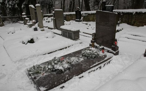 Hrob Karla Svobody byl jako jediný na hřbitově umetený.Už na něm také hořela svíčka...