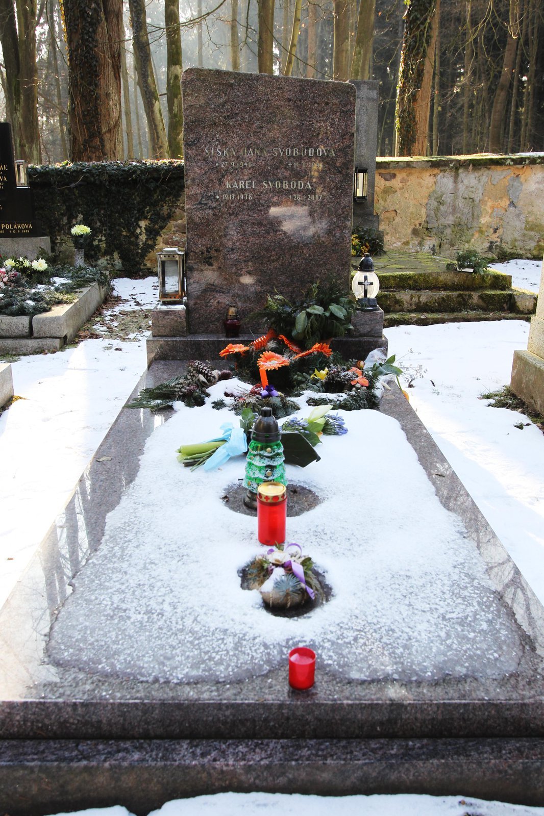 V tomto hrobě odpočívá autor muzikálů Dracula, Golem a mnoha dalších Karel Svoboda.