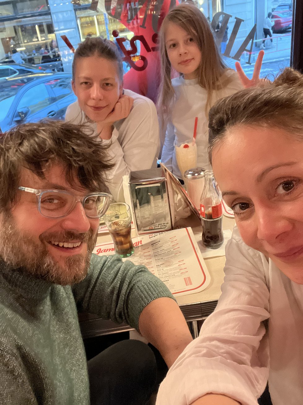 Petr Svoboda s rodinou v restauraci
