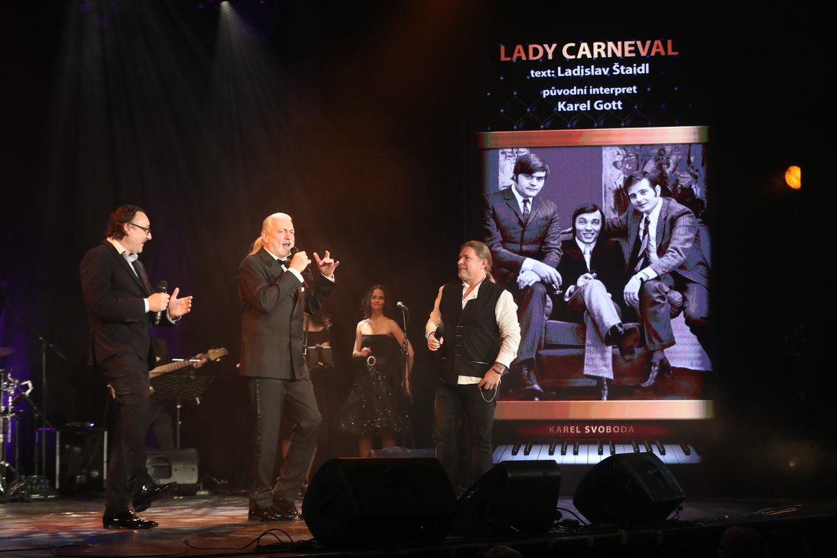 Vojtko, Hůlka a Kolář zazpívali hit Lady Carneval.