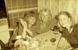 Rok 1989 - Oslava 50. narozenin Karla Gotta v hotelu Družba. První manželka Karla Svobody Hana (uprostřed) se svými kamarádkami. Karel Gott vzpomíná: „Měl jsem první Karlovu ženu Hanku přezdívanou Šiška moc rád. Na mých narozeninách nemohla chybět.“