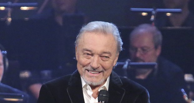 Karel Gott na koncertu k nedožitým 80. narozeninám Karla Svobody.