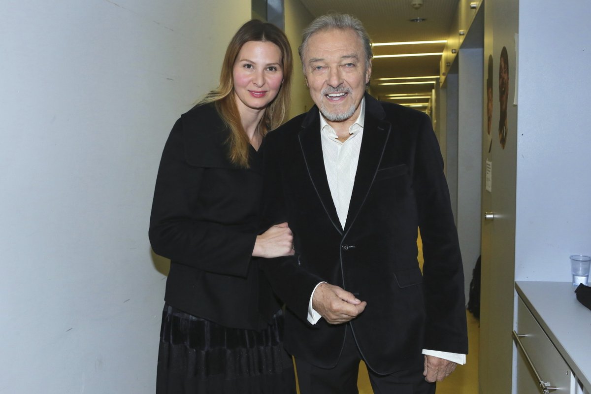 Karel Gott s manželkou Ivanou na koncertě k nedožitým 80. narozenin Karla Svobody.