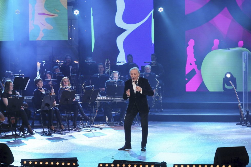 Karel Gott na koncertu k nedožitým 80. narozeninám Karla Svobody.