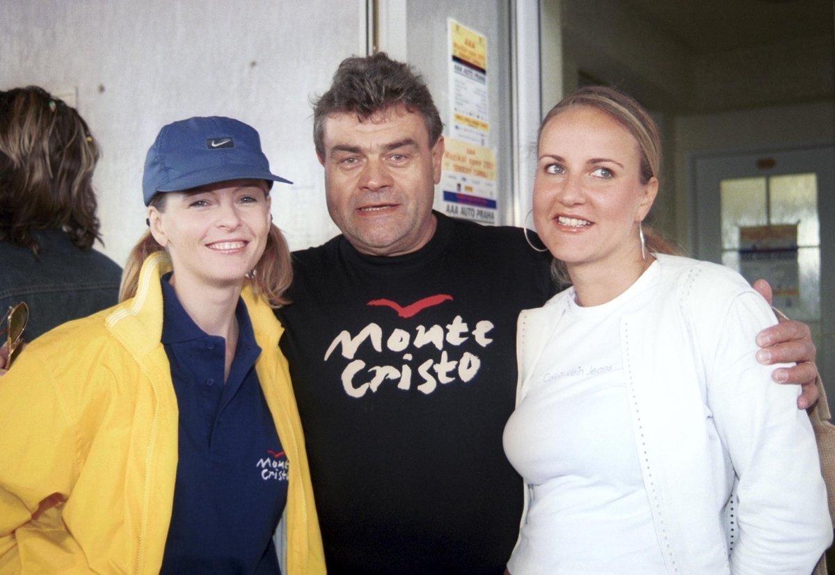Karel Svoboda s manželkou Vendulou a Ivetou Bartošovou.