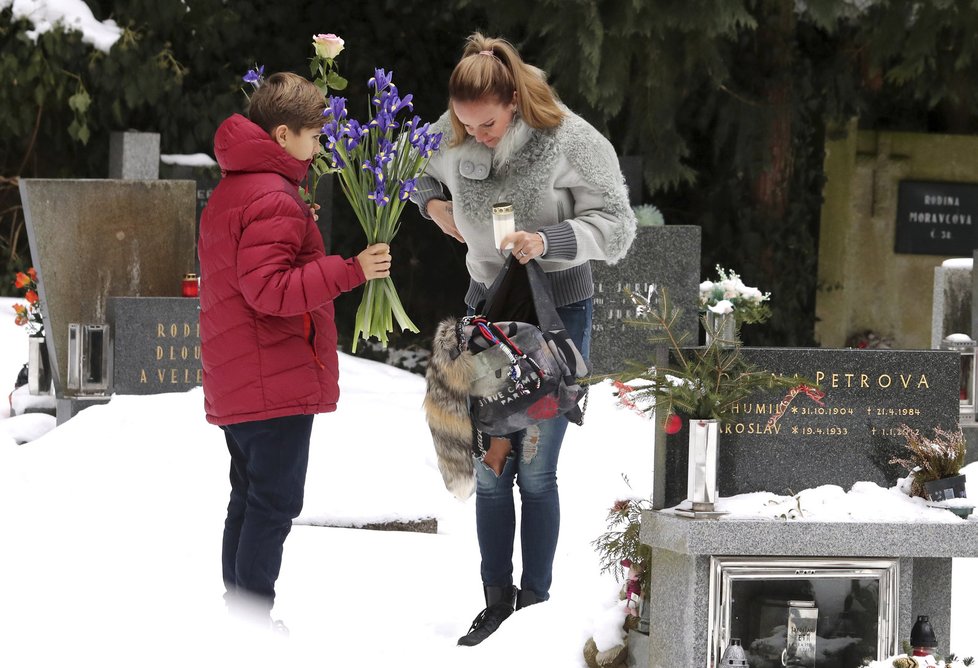 Vendula Pizingerová se synem Jakubem přišli k hrobu Karla Svobody na 10 let výročí jeho smrti.