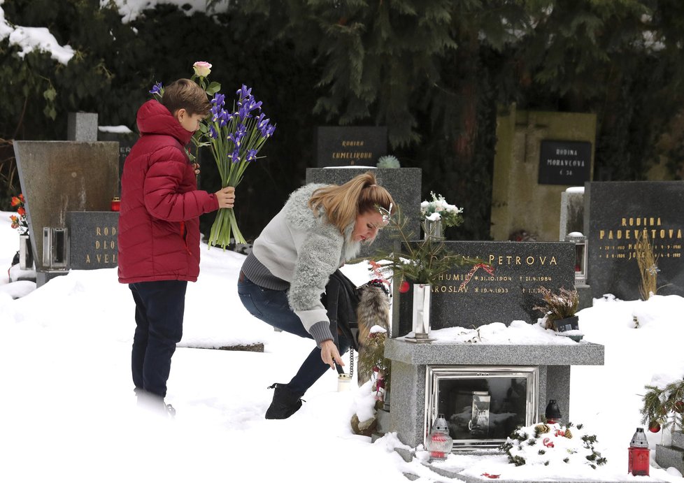 Vendula Pizingerová se synem Jakubem přišli k hrobu Karla Svobody na 10 let výročí jeho smrti.