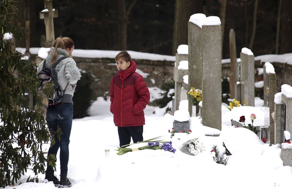 Vendula Pizingerová se synem Jakubem přišli k hrobu Karla Svobody na 10 let výročí jeho smrti.