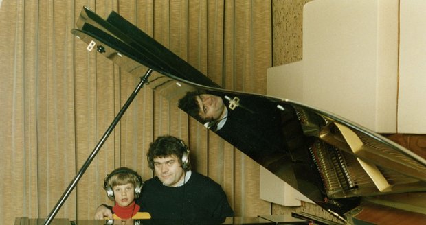 Táta Karel se synem Petrem ve studiu Elektrovox