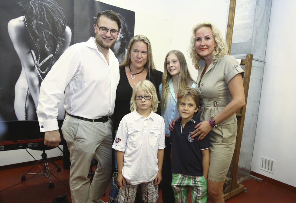 Vendula Svobodová se svými nevlastními dětmi a vnoučaty (syn Petr, dcera Jana, její dcera Michelle a syn Christopher)