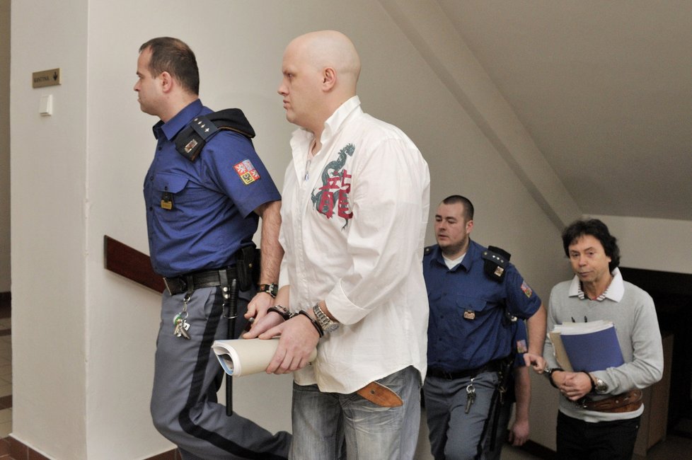 Karel Taube jde k soudu, v popředí je i druhý obžalovaný Martin Bohuněk