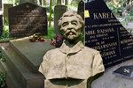 Hrob slavného českého spisovatele Karla Václava Raise na Vinohradském hřbitově je poničen. Postarat se o něj mají představitelé jeho rodného města.