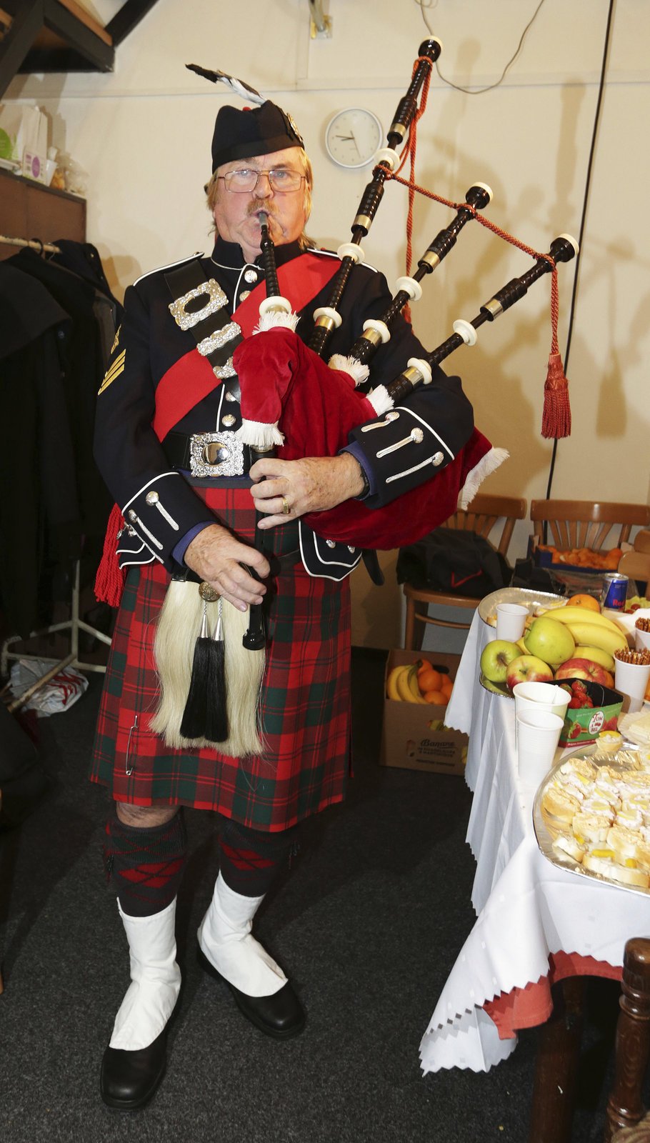 Oslavenec vystoupil také ve svém oblíbeném skotském kostýmu.