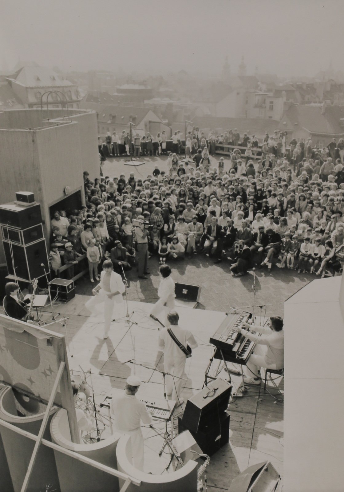 1983 Slavnostní předání zlatých desek proběhlo na střeše obchodního domu Kotva.